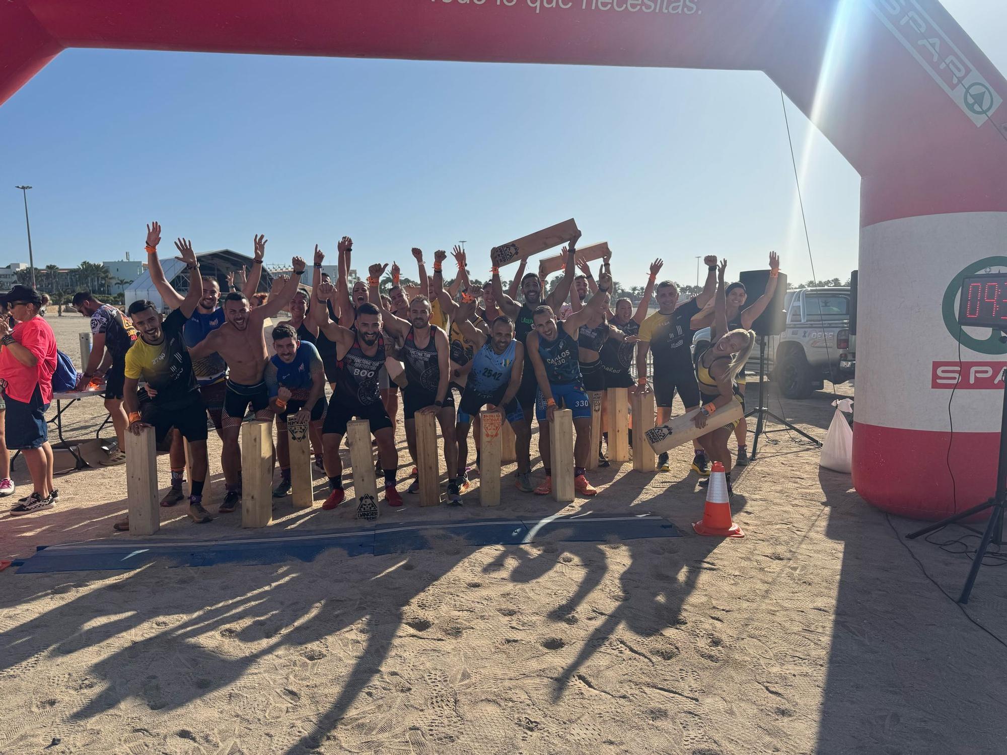 Algunos corredores de la III OCR Danger Extreme celebran en la llegada a meta.