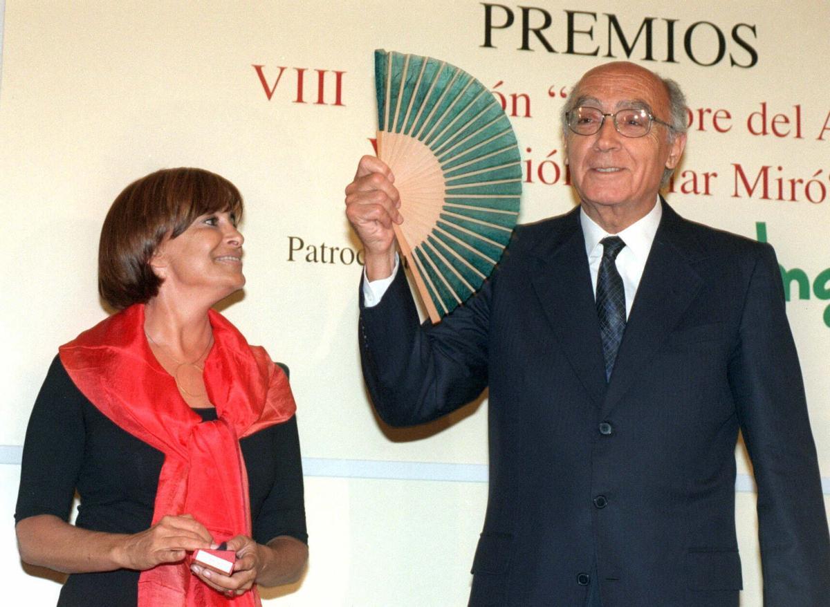 Madrid, 20 jun El escritor y nobel José Saramago,tras recibir esta noche de manos de Carmen Rigalt el premio "Hombre del Año", un galardón que le ha concedido el Club de las 25, un foro de debate al que pertenecen mujeres de diferentes ámbitos sociales.EFE/Andres Ballesteros. Carmen Rigalt, José Saramago. Club de las 25, premios, premiados