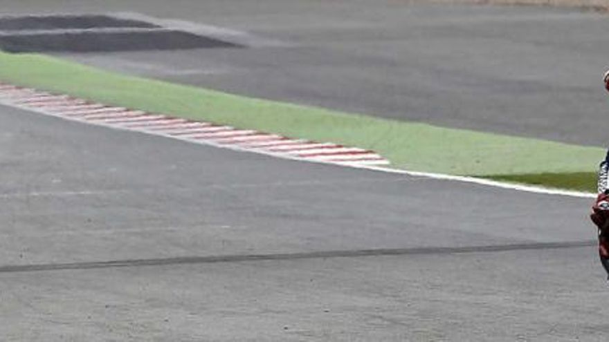 Jorge Lorenzo, a la derecha, saluda al cruzar la meta de Silverstone, con Casey Stoner y Dani Pedrosa al fondo. | reuters