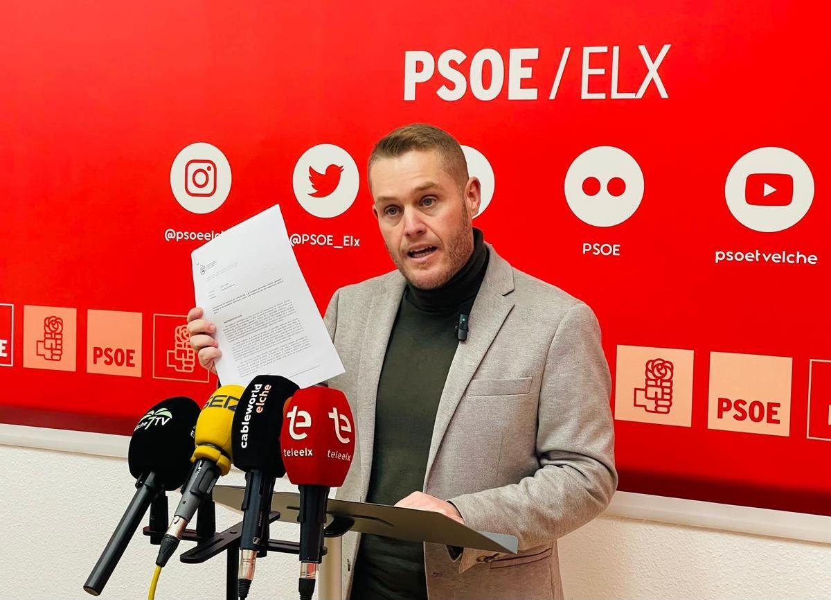 El portavoz adjunto Mariano Valera muestra los documentos que confirman la devolución de las ayudas