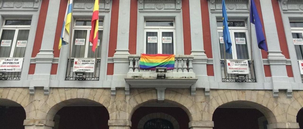 Fachada central del Ayuntamiento de Mieres.