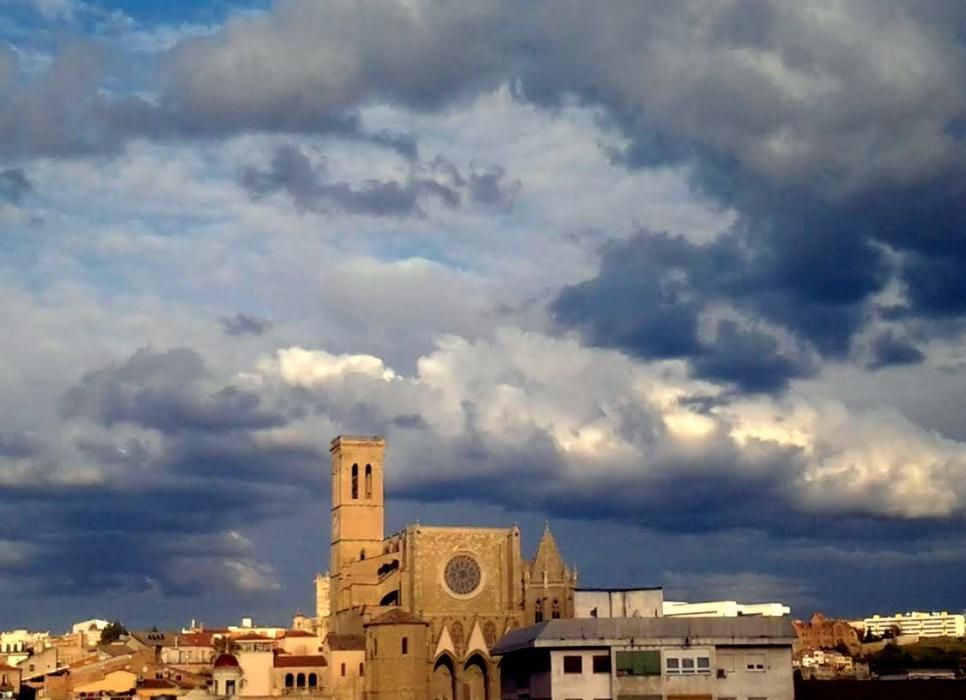 Manresa. El cel gris sobre la Seu de Manresa anunciava tempesta, tot i que quan es va fer aquesta imatge encara hi havia una mica de sol.