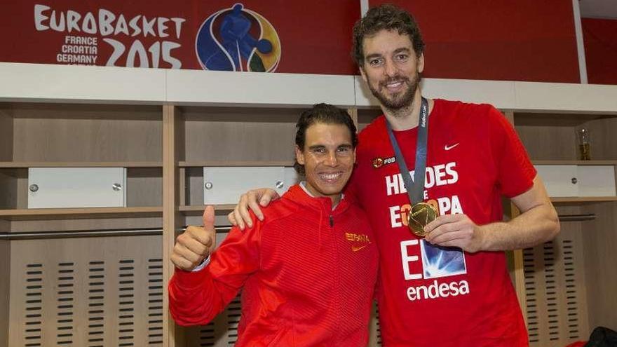 Pau Gasol y Rafa Nadal, tras la final del Eurobasket 2015 ganada por la selección española.