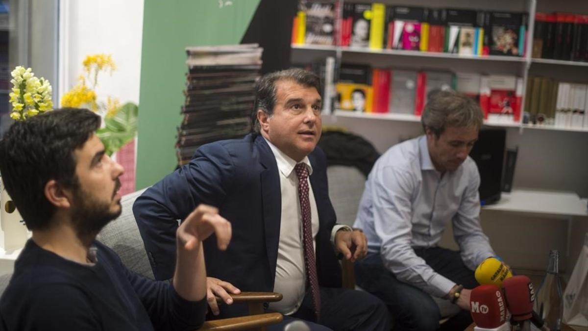 Joan Laporta y David Torras, de EL PERIÓDICO (a la derecha), debaten sobre el legado de Cruyff en Barcelona.