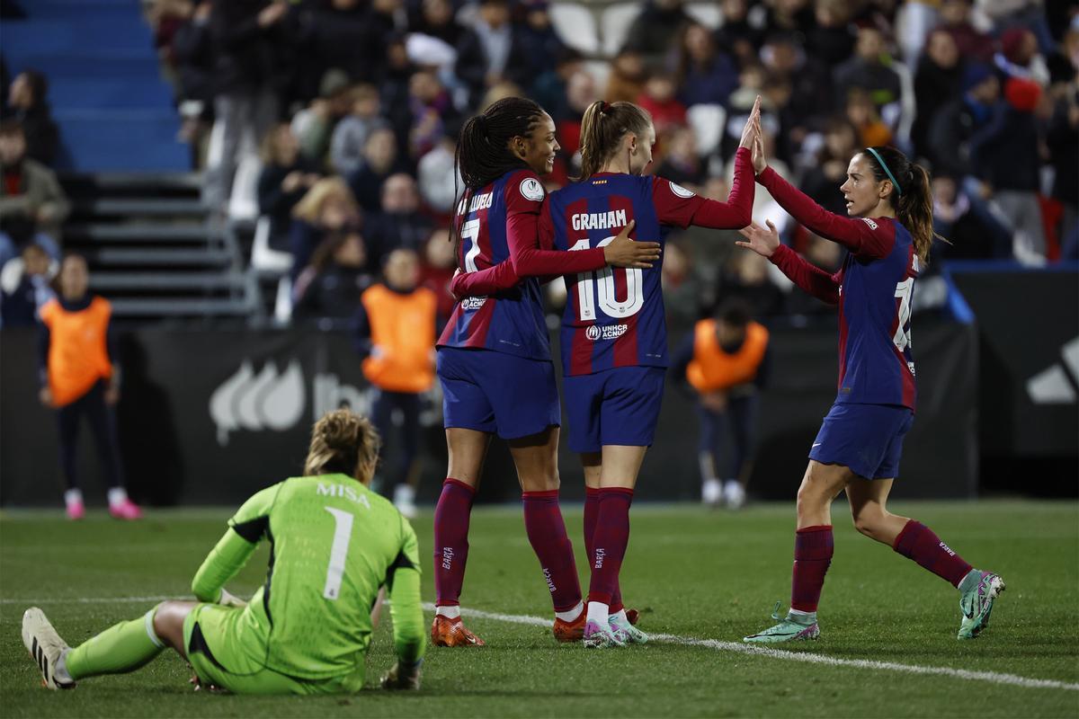 Las jugadoras del Barcelona celebran su cuarto gol ante el Madrid.