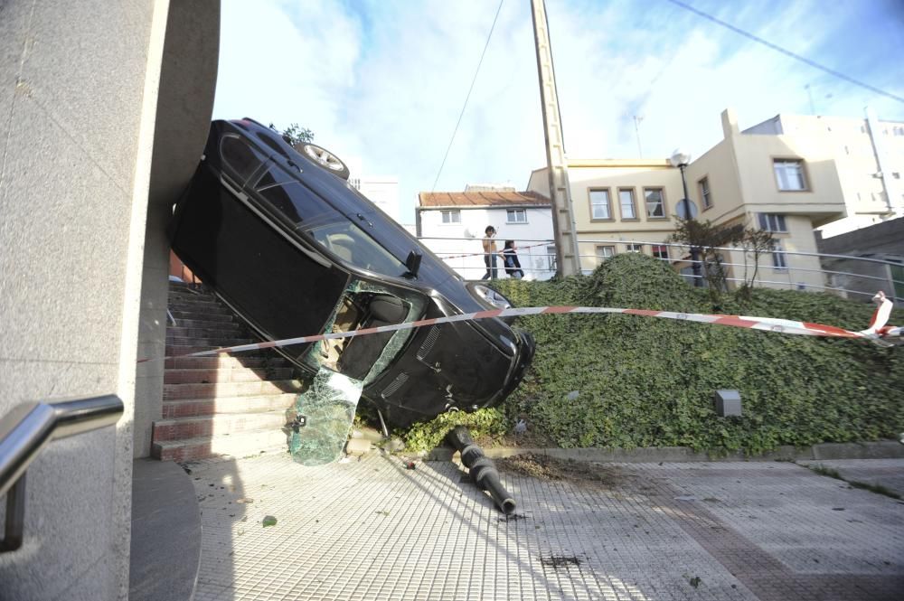 Rescatados de un coche ''colgando'' en Pastoriza