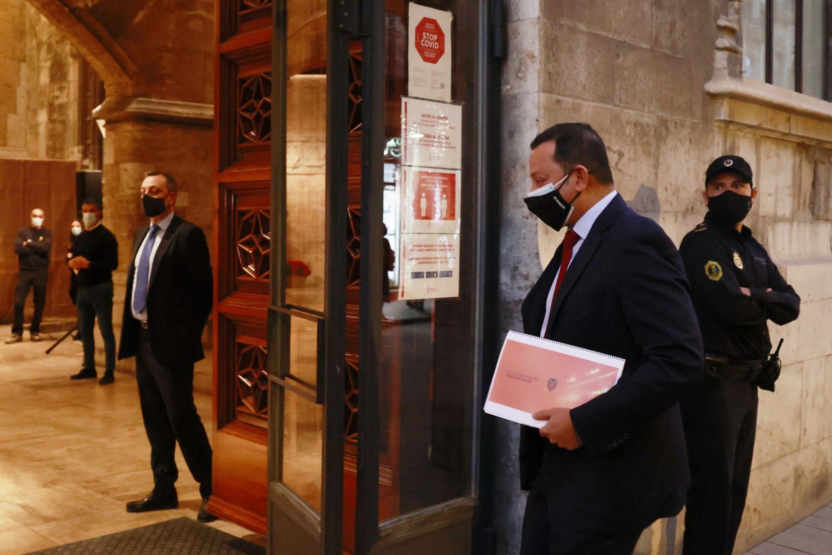 Las fotos de la reunión entre Puig y Murthy