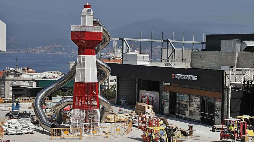 El faro corona la plaza central de la zona de restauración y permite contemplar la ría.   | // PABLO HERNÁNDEZ