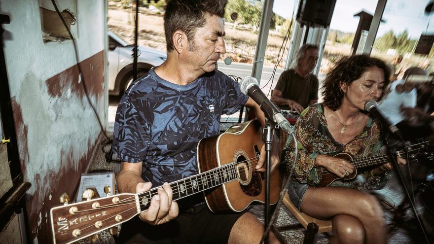 Rock, blues y swing con Bluesmàfia Trío, en el patio de Racó Verd