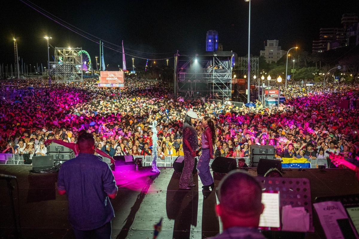 Un momento del multitudinario concierto de Elvis Crespo en el escenario de Francisco La Roche.