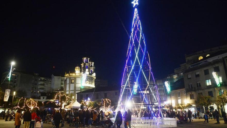 El árbol de Navidad que preside la plaza de A Ferrería