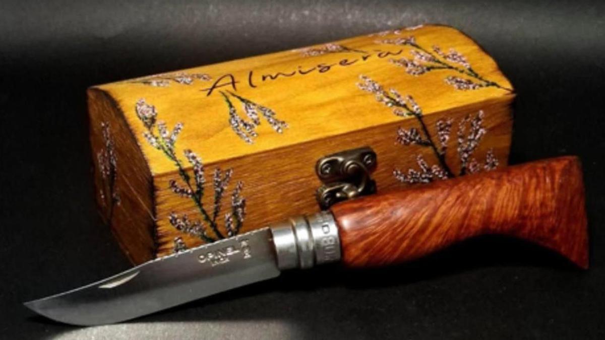 La navaja de madera de brezo con su estuche es el singular regalo en la rifa de las fiestas de Almiserà