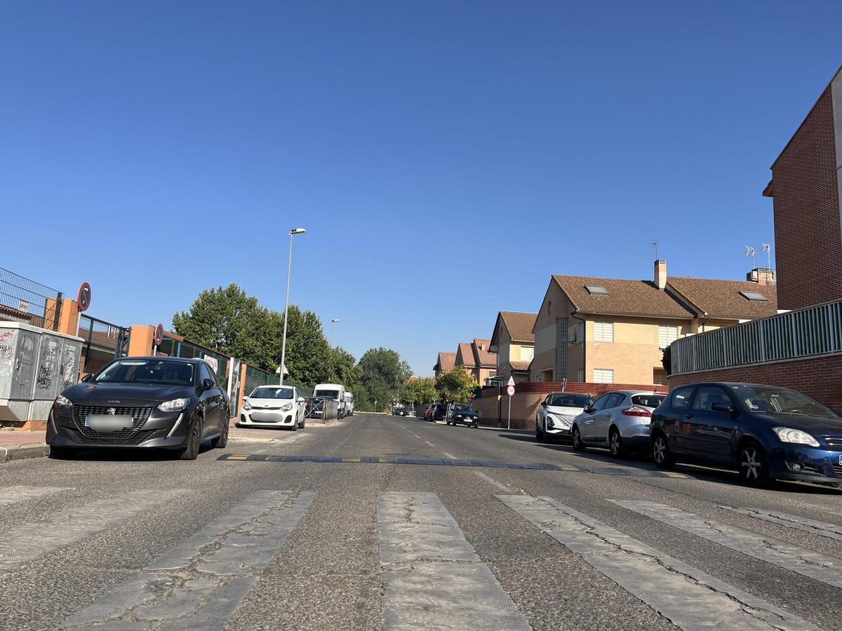 Las obras de mejora en la calle Gonzalo Torrente Ballester cuentan con una inversión de unos 360.000 euros dentro del Plan Alcalá mejora sus barrios