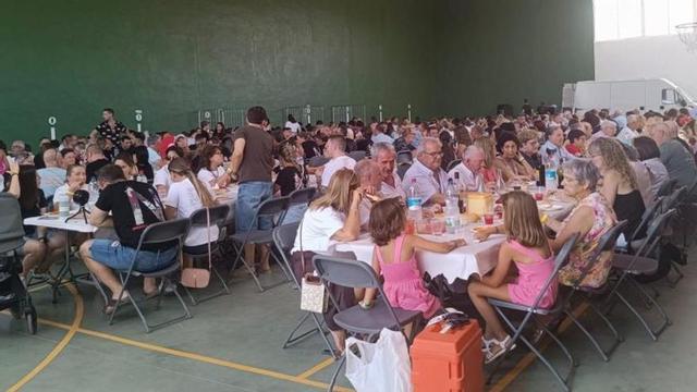 Comida en el frontón con vecinos de todas las edades.