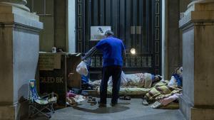 Confinados en la calle. Un voluntario reparte comida a personas sin hogar durante el estado de alarma.
