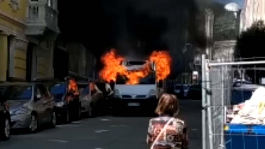 Espectacular incendio en A Coruña de una furgoneta en llamas.