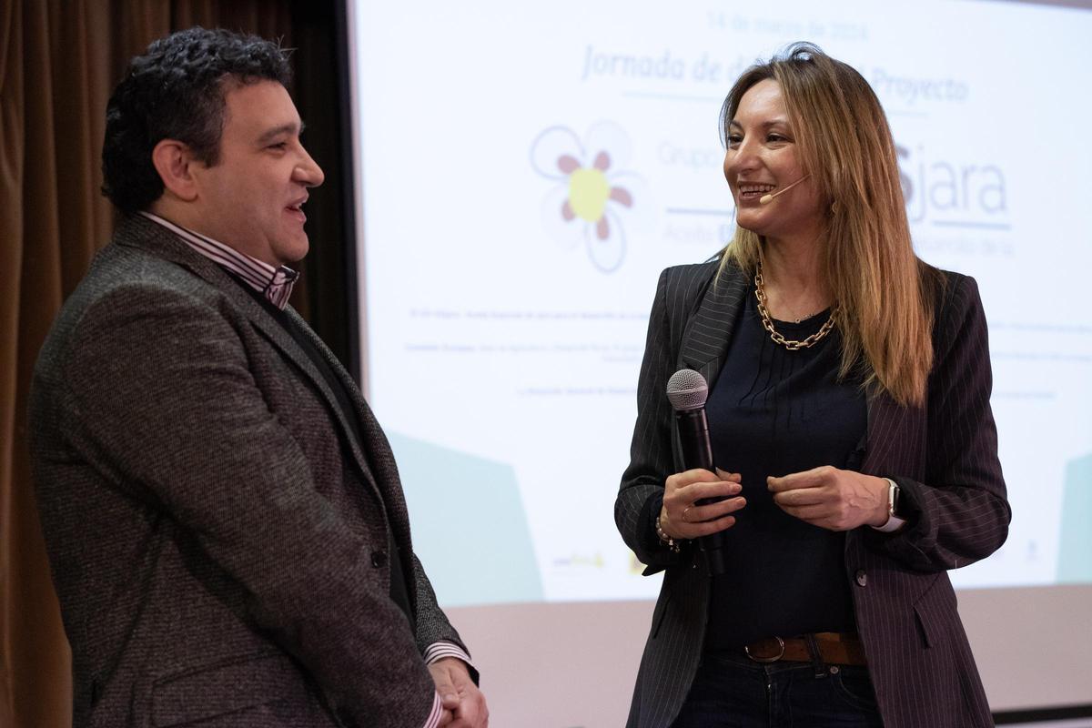 José Ángel Ruiz con Olga presentan la jornada informativa sobre la jara