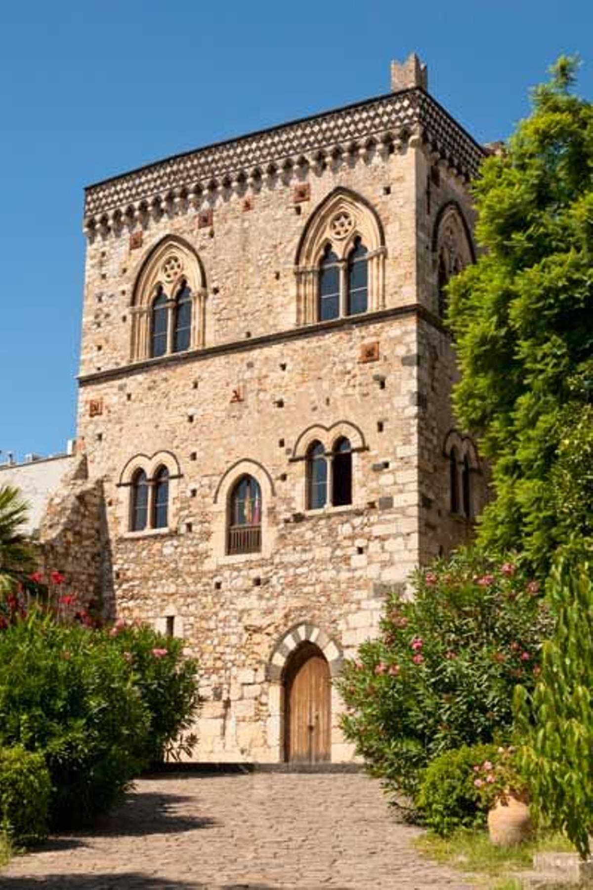 El Palazzo dei Duchi di Santo Stefano de Taormina es del siglo XIV y de estilo gótico siciliano.