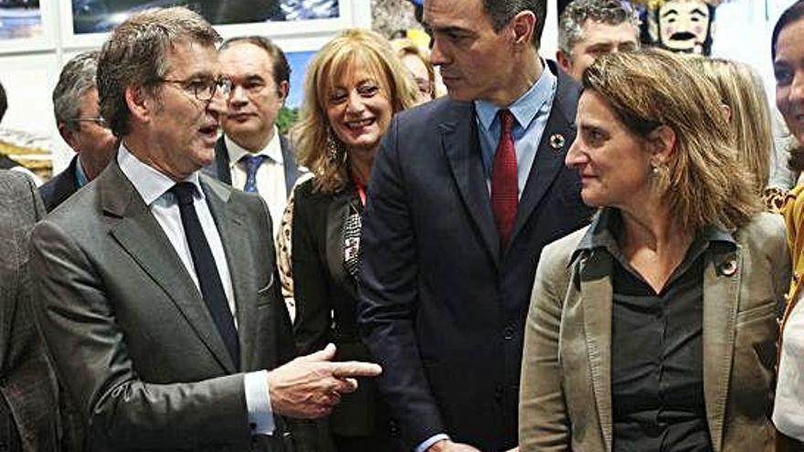 Feijóo, a la izquierda, charla con Pedro Sánchez y la ministra Teresa Ribera, ayer en Fitur.