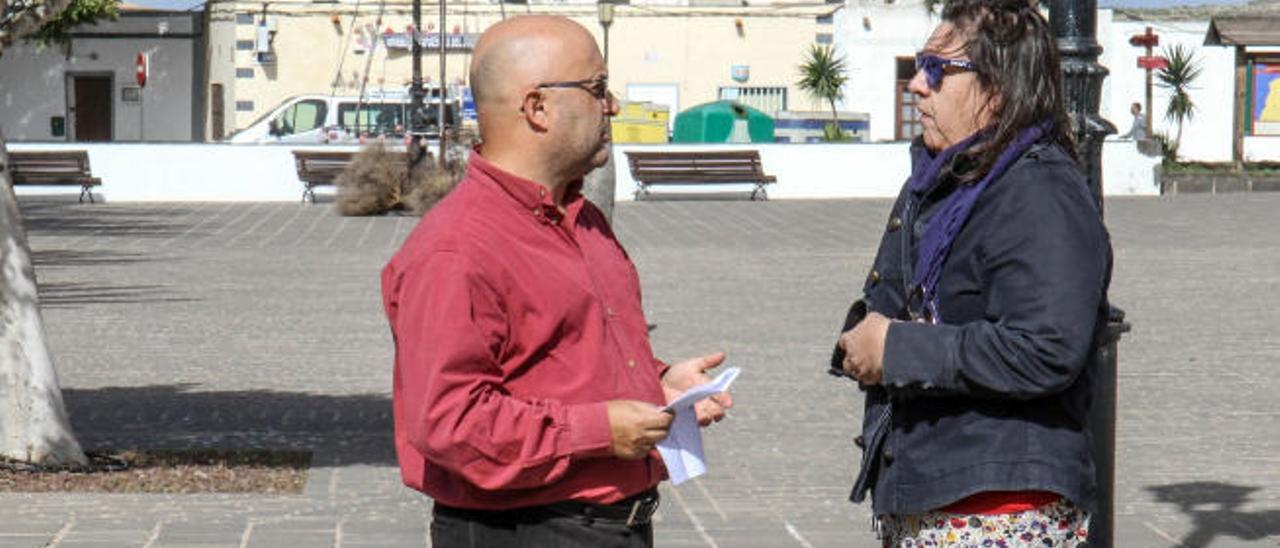 Miguel Ángel Rodríguez dialoga con Rosa Delia Cabrera, ayer, en La Oliva.