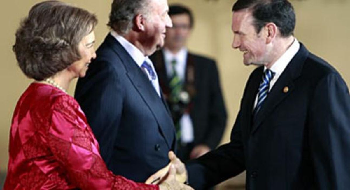 Ibarretxe somriu davant la Reina, al costat de Joan Carles, abans del sopar d’ahir. Ibarretxe somriu davant la Reina, al costat de Joan Carles, abans del sopar d’ahir.