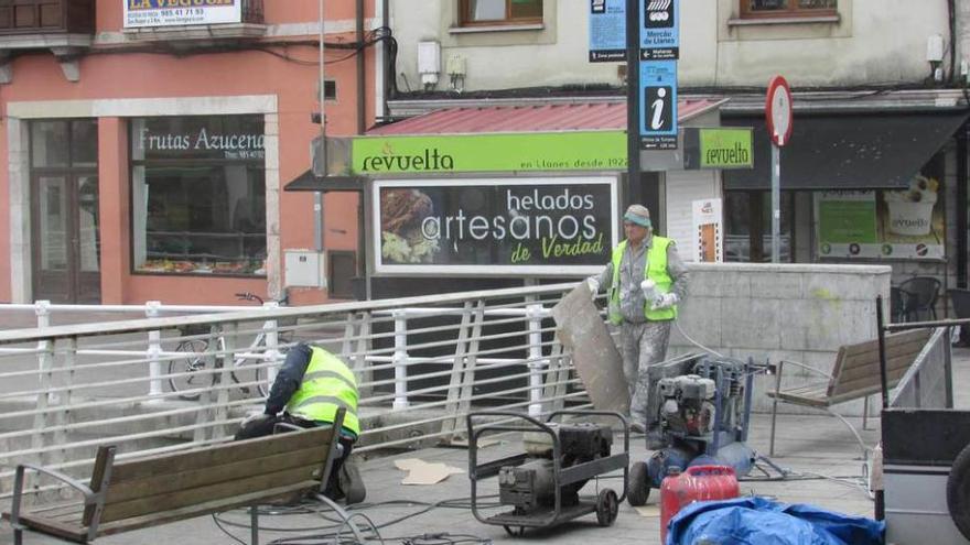 Operarios trabajando en la zona del puente, ayer.