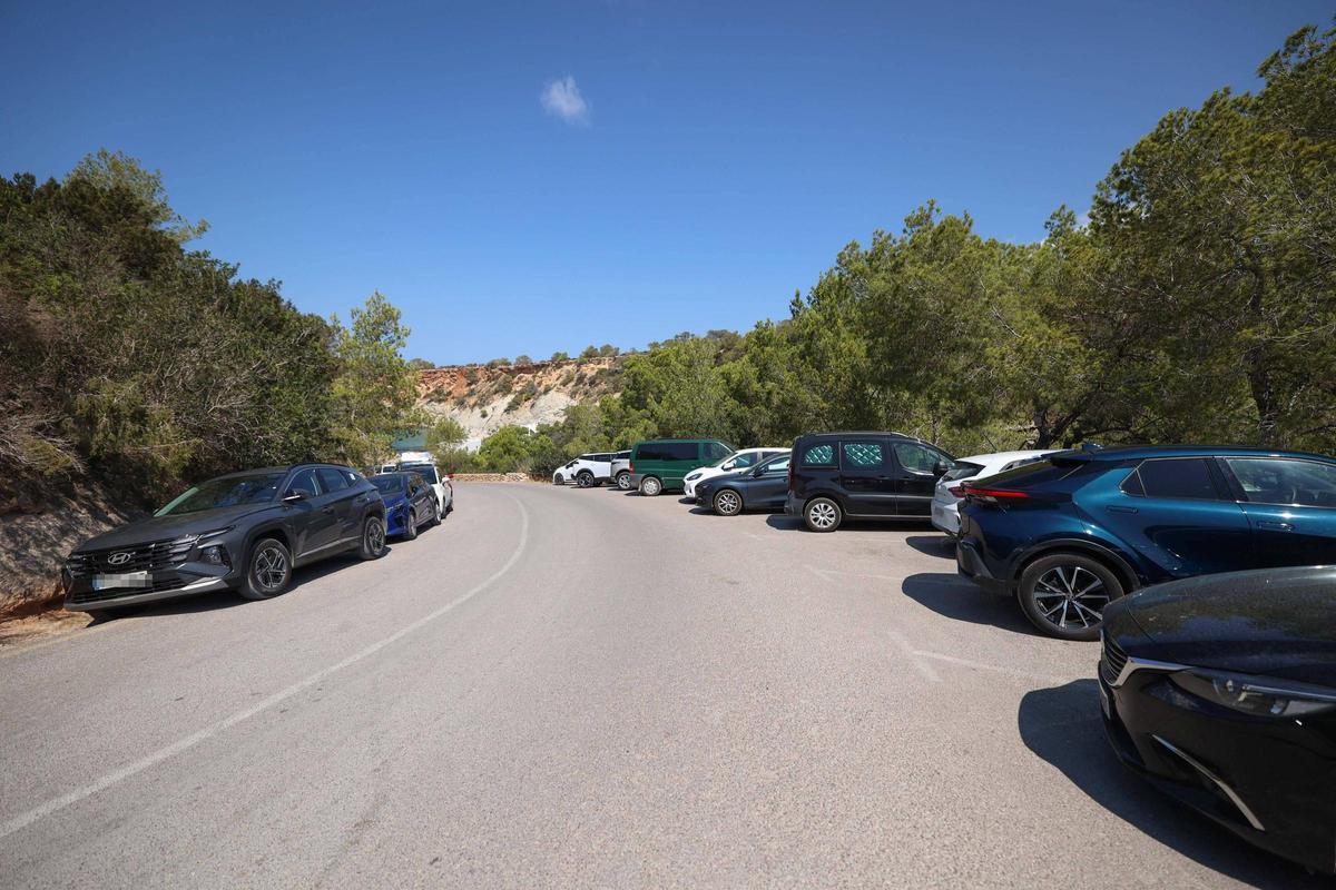 Descubre aquí todas las imágenes de la masificación en el aparcamiento de Cala d'Hort