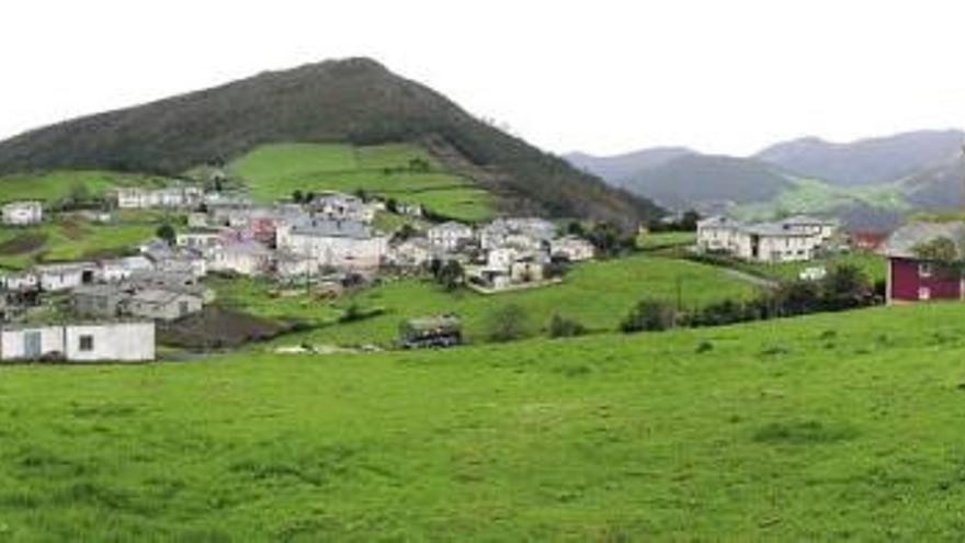 bajo el pico villayón. El pueblo, visto en perspectiva bajo el pico que comparte el nombre con la capital y el concejo. / ángel gonzález