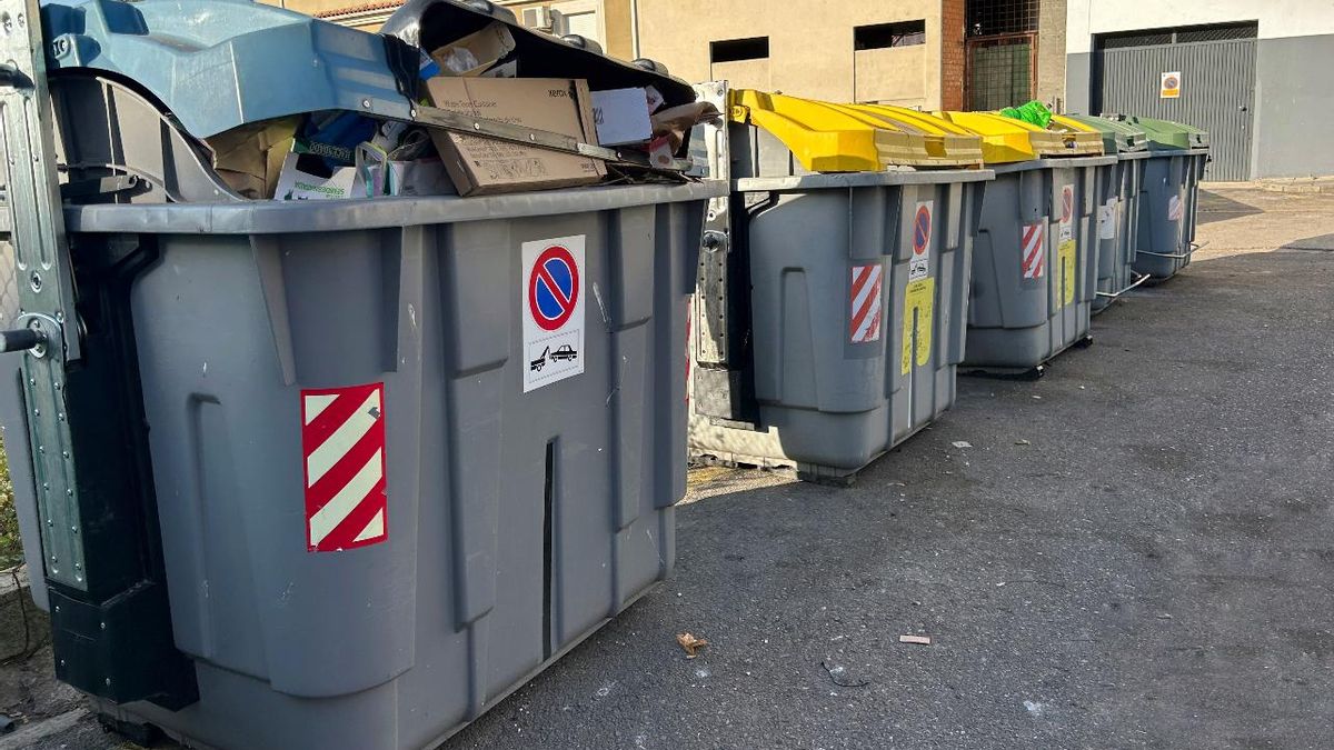 Contenedores en una calle de Coria.