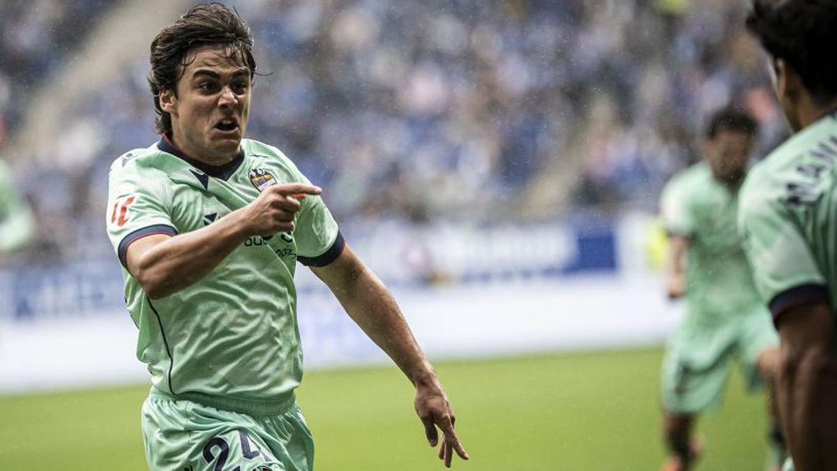 Carlos Álvarez, celebrando un gol