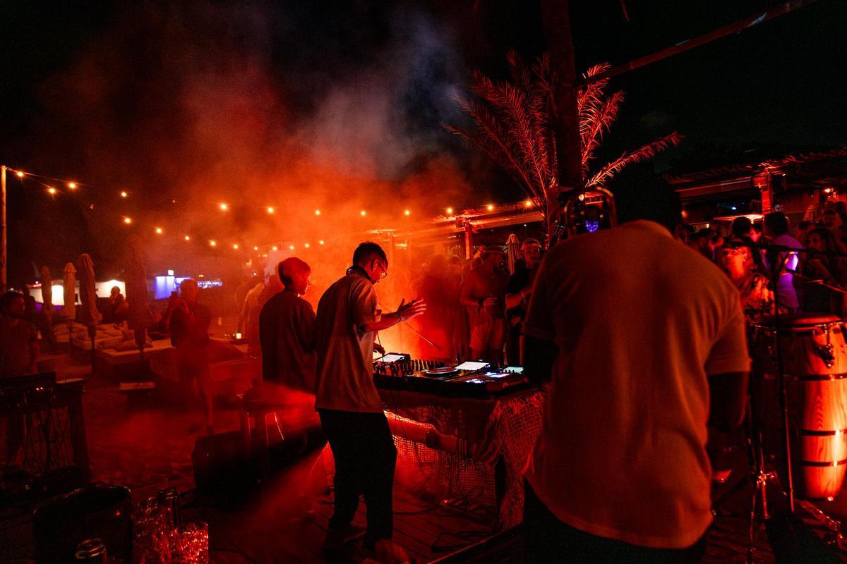La música es uno de los ingredientes del ritual de luna llena de Beachouse Ibiza.