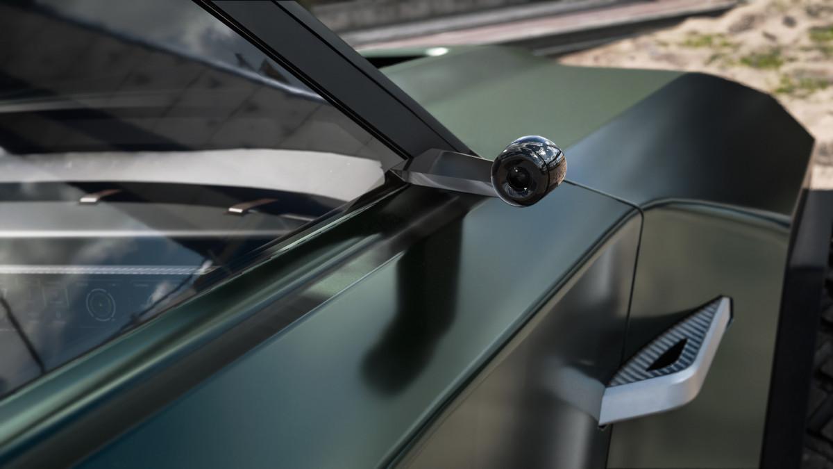Esta pequeña cámara exterior sustituye al retrovisor convencional y encaja con el enfoque tecnológico del Dreadnought.
