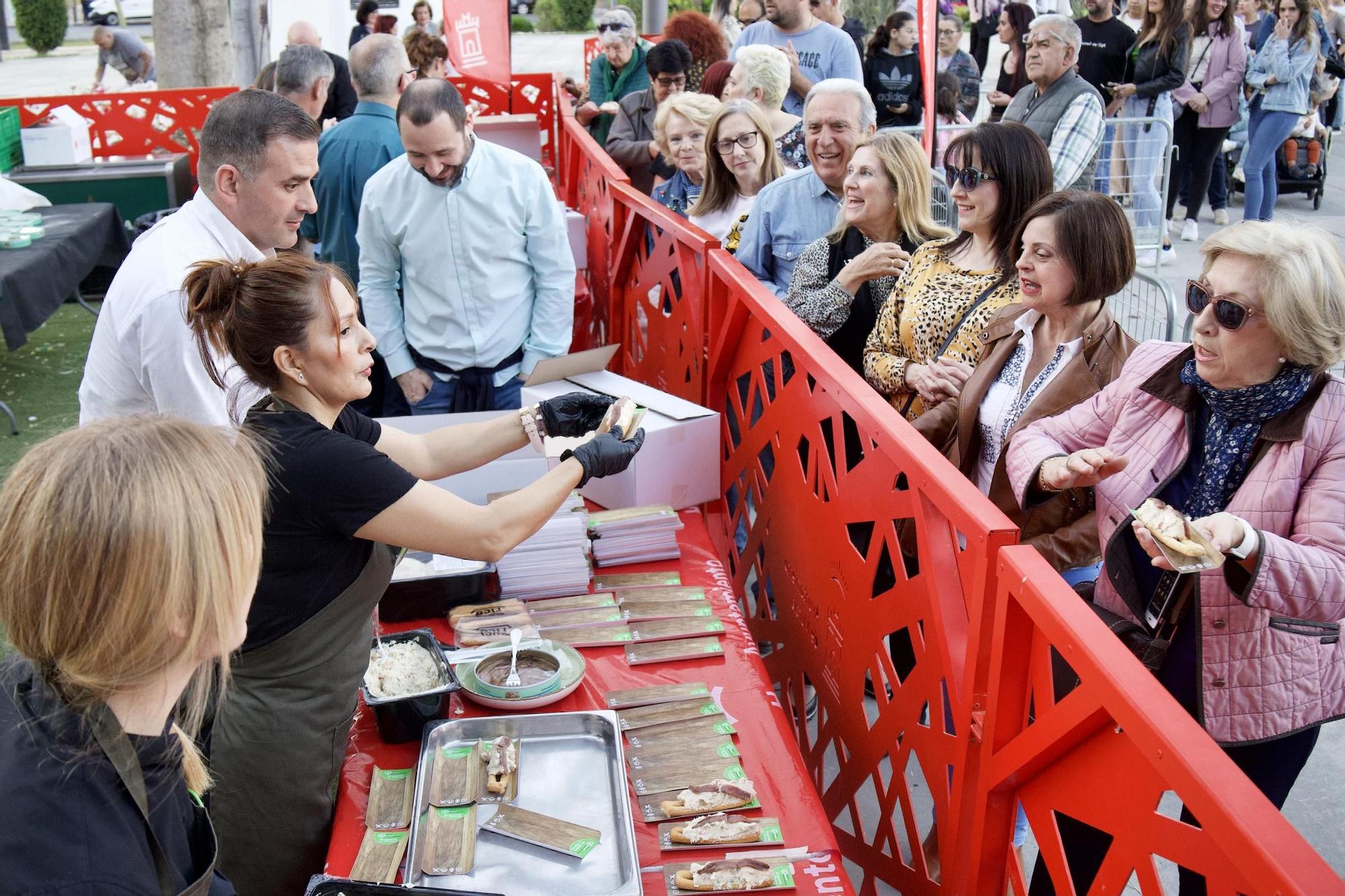 Las imágenes de la multitudinaria degustación gratuita de marineras en la plaza Circular de Murcia