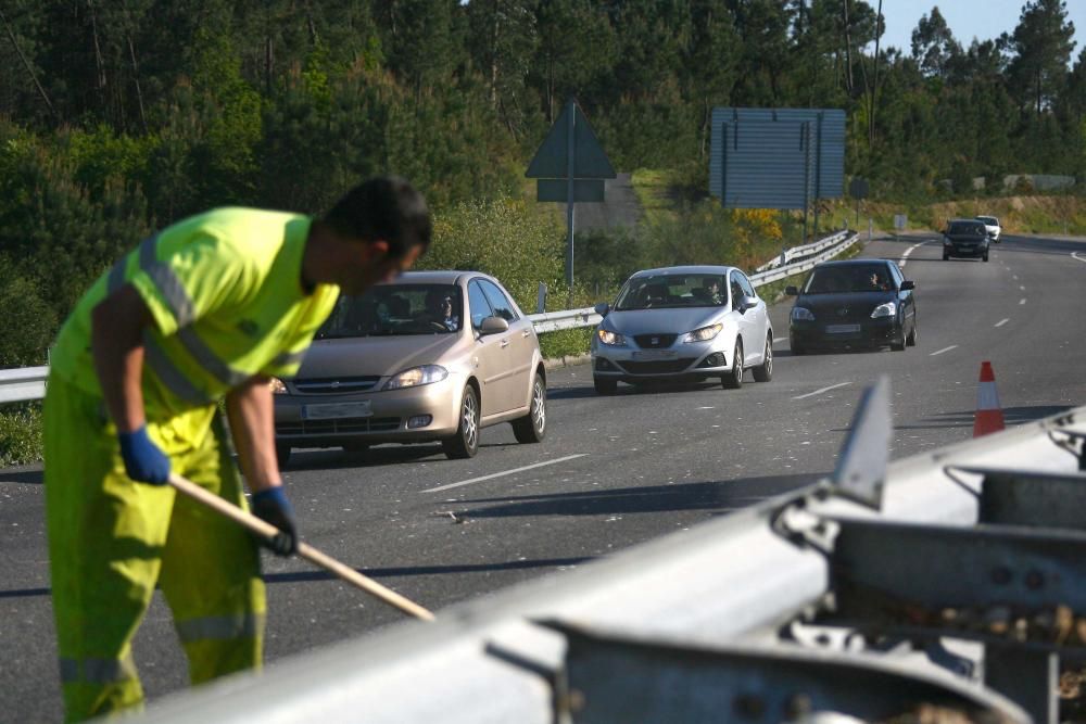 El vuelco de un camión corta dos carriles de la autovía A Estrada-Santiago// Bernabé/Cris V.M.