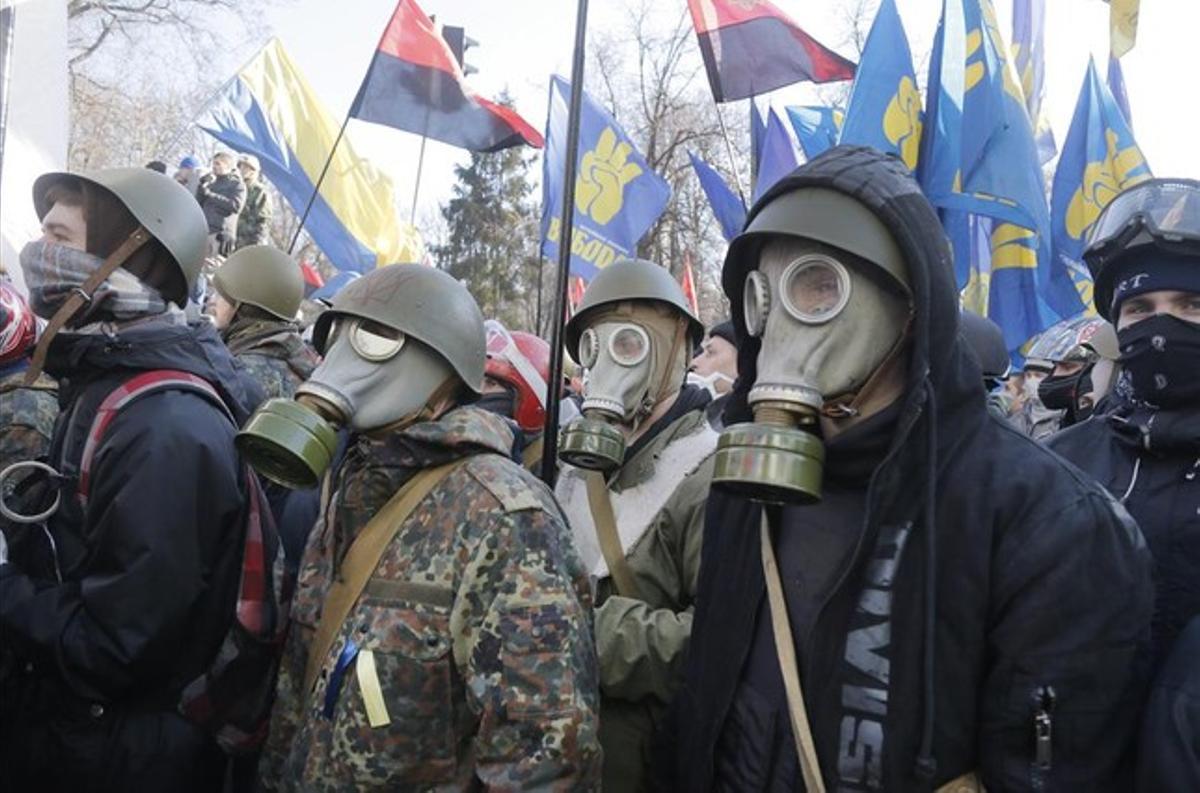 Manifestantes antigubernamentales en el curso de enfrentamientos con la policía antidisturbios frente al Parlamento de Ucrania en Kiev, Ucrania.