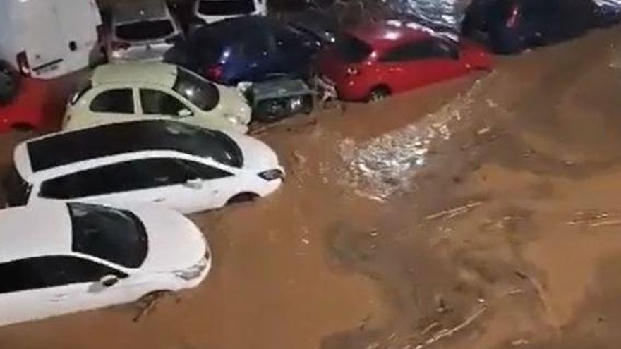 Wassermassen reißen Autos in der Region Valencia mit.