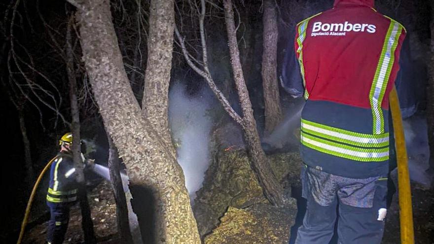 Bomberos sofocan el fuego de Callosa.