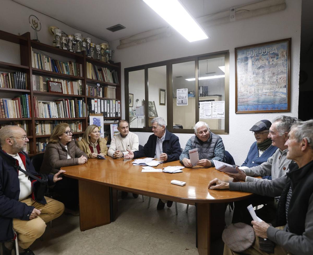 Miembros de la asociación de vecinos Puente Romano, una de las más de un centenar que hay en Córdoba.