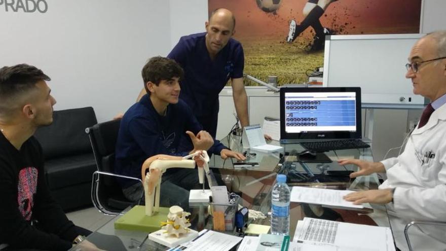 Borja y Gonzalo Villar, junto a los doctores Ripoll y Quesada