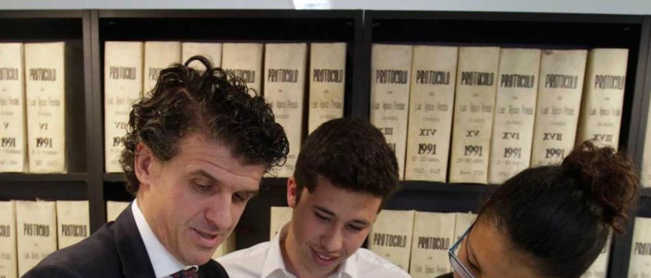 Javier Merino, junto a los alumnos del Instituto Aramo Miguel Andreu y Laura Zuluaga.