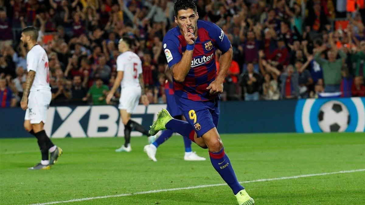 Luis Suárez celebra su gol en liga ante el Sevilla en el Camp Nou