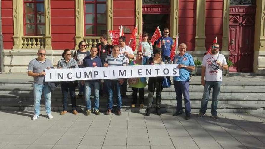 Concentración de los trabajadores municipales ayer en Candás.