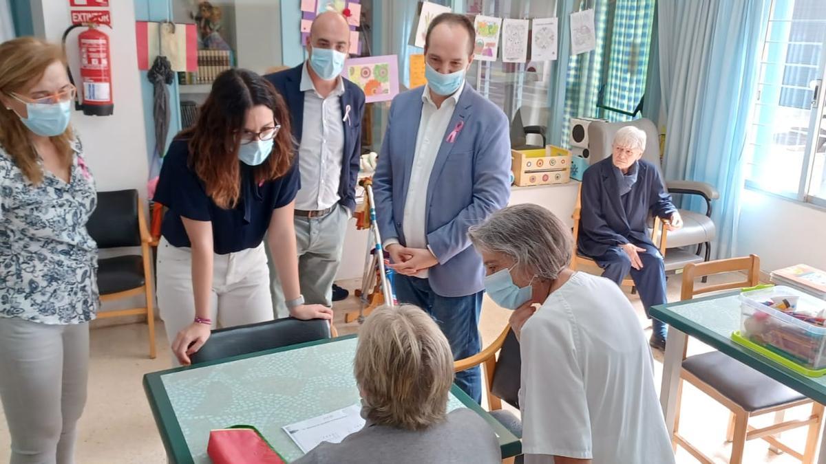 Aitana Mas con el alcalde del municipio, Guillermo Luján y la concejala Empar Folgado en la residencia de Aldaia