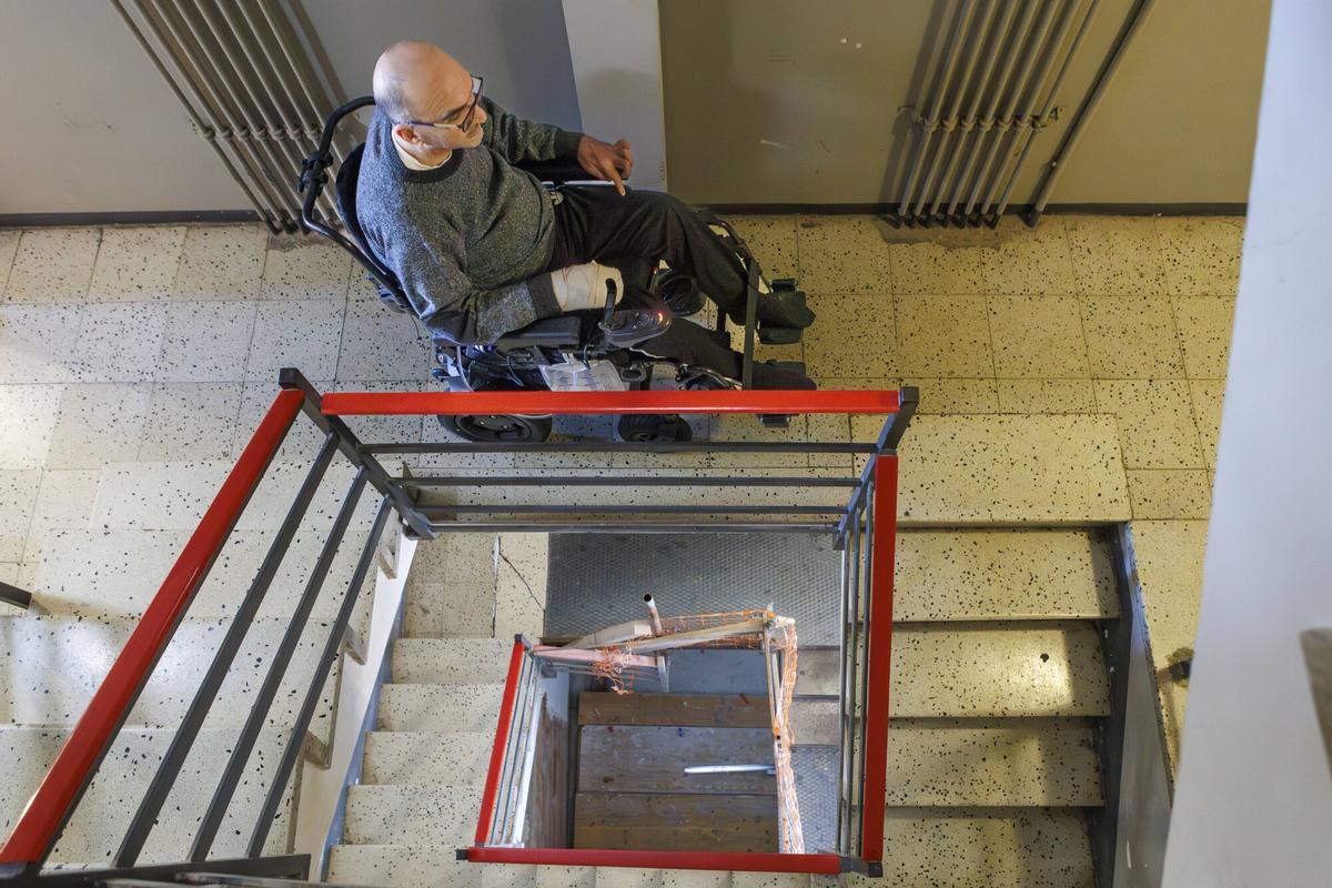 Bartolomé Martín, de 55 años, en las escaleras de su edificio en Manresa