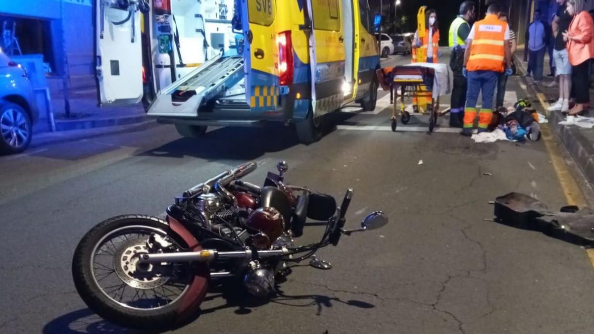 Personal del 061 atiende al motorista herido en el casco urbano de Vila de Cruces la noche del viernes.   | // PROTECCIÓN CIVIL DE VILA DE CRUCES