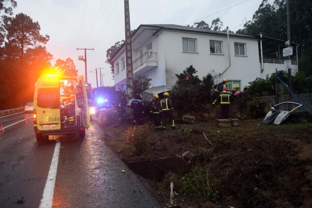 Rescatan a una mujer tras un accidente en Caldas