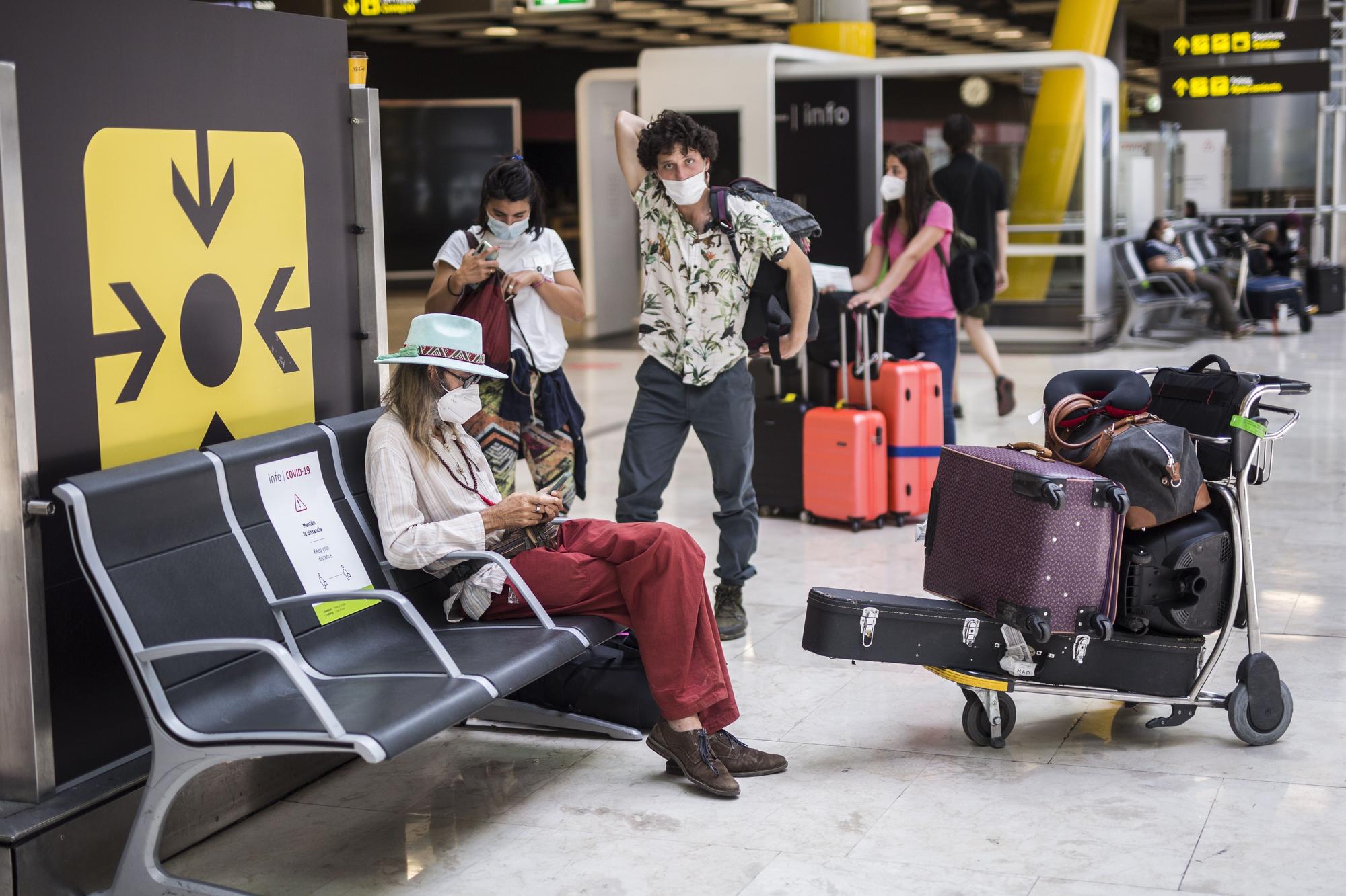Unos viajeros en el Aeropuerto de Barajas, en una foto del pasado mes de julio.