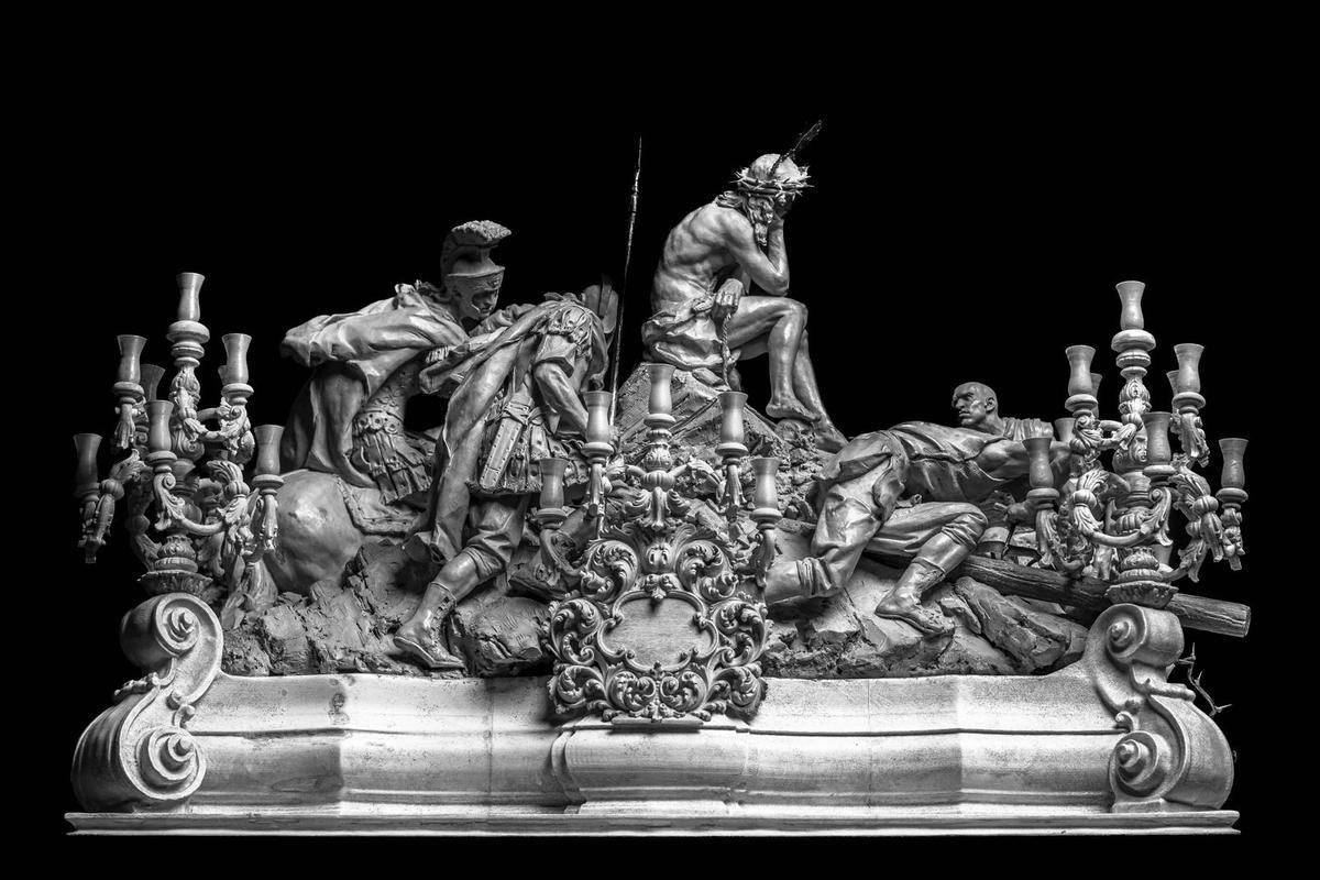 Cuatro imágenes secundarias rodean al Señor, pero no ocultan su imagen.