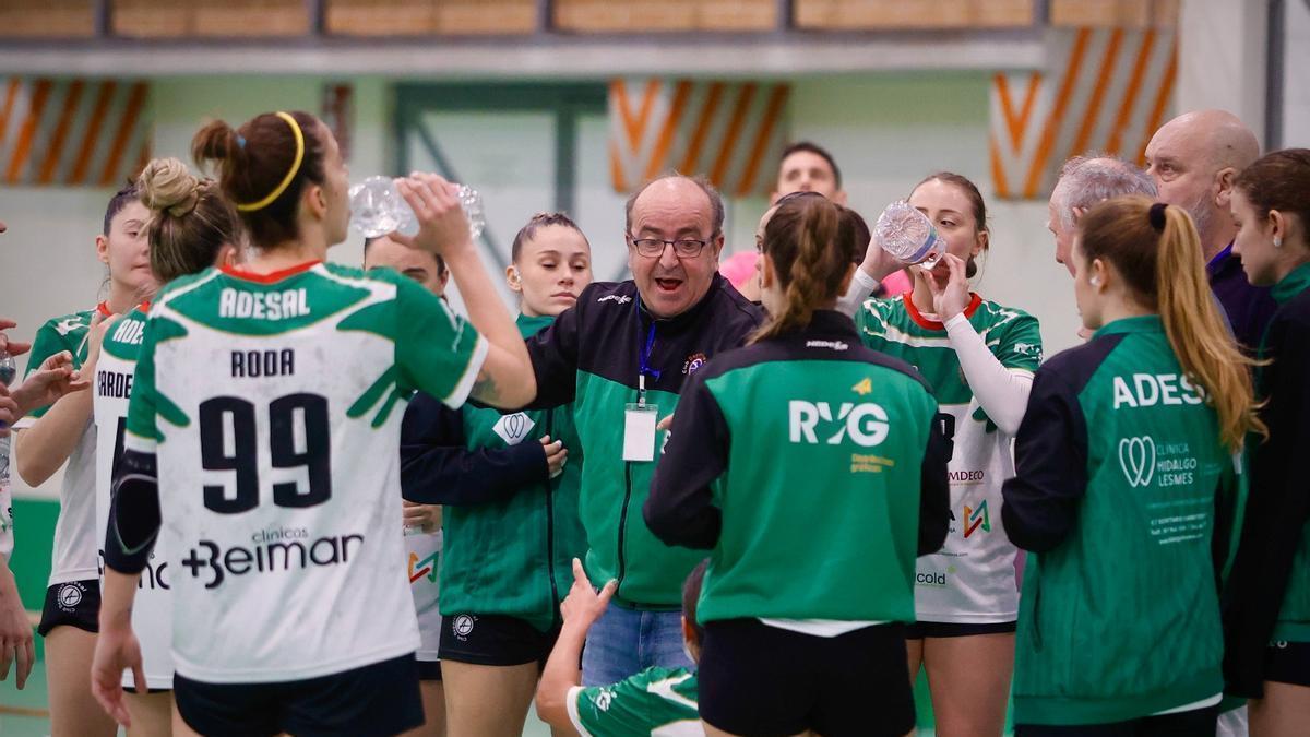Rafael Moreno, técnico del Adesal, da instrucciones en un tiempo muerto.