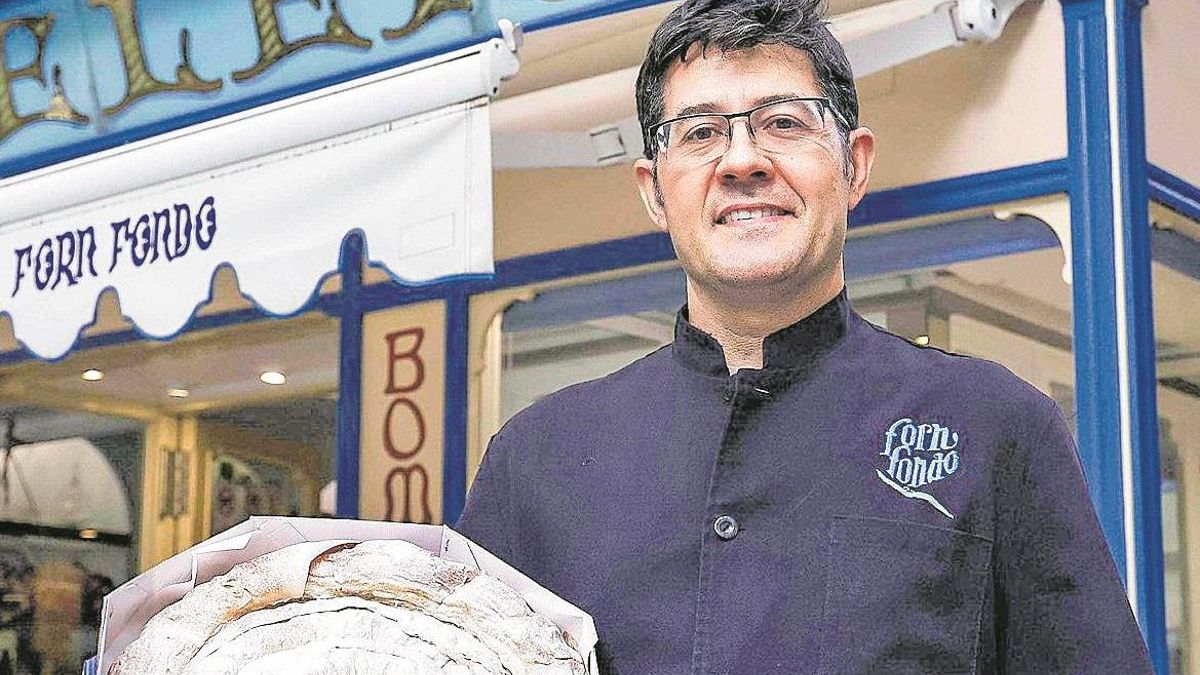 Pau Llull, cuarta generación al frente del negocio familiar, delante del Forn Fondo de Palma.